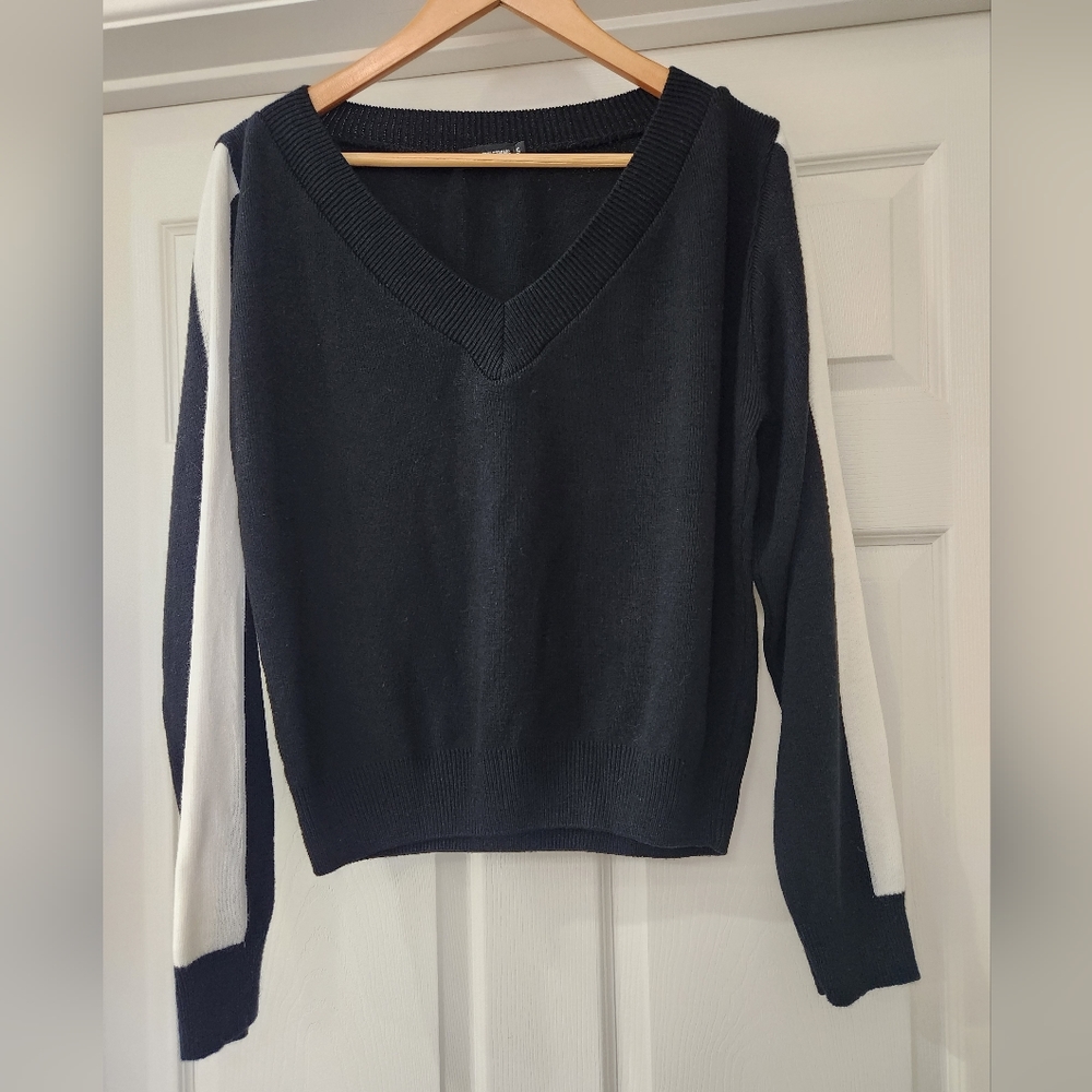 PrettyLittleThing Black V Neck Sweater Size S